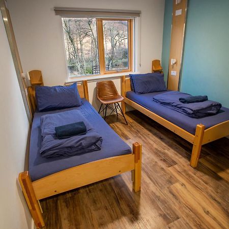 Glen Nevis Youth Hostel Fort William Exterior foto A room at the hostel