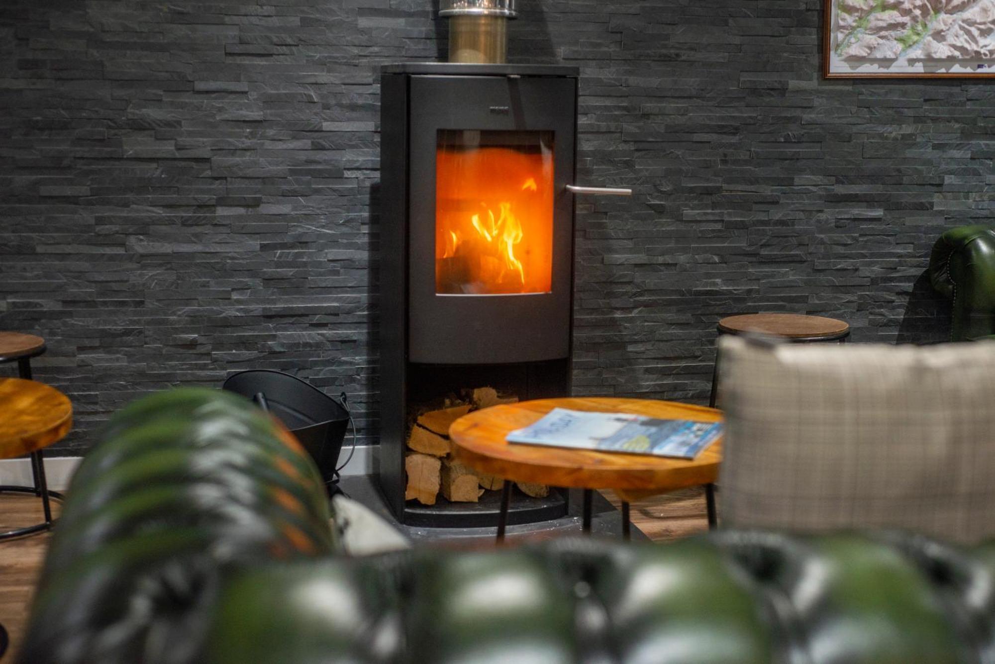 Glen Nevis Youth Hostel Fort William Exterior foto A wood burning stove