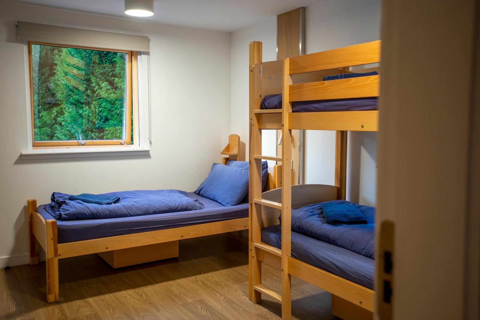 Glen Nevis Youth Hostel Fort William Exterior foto A bunk room at a hostel