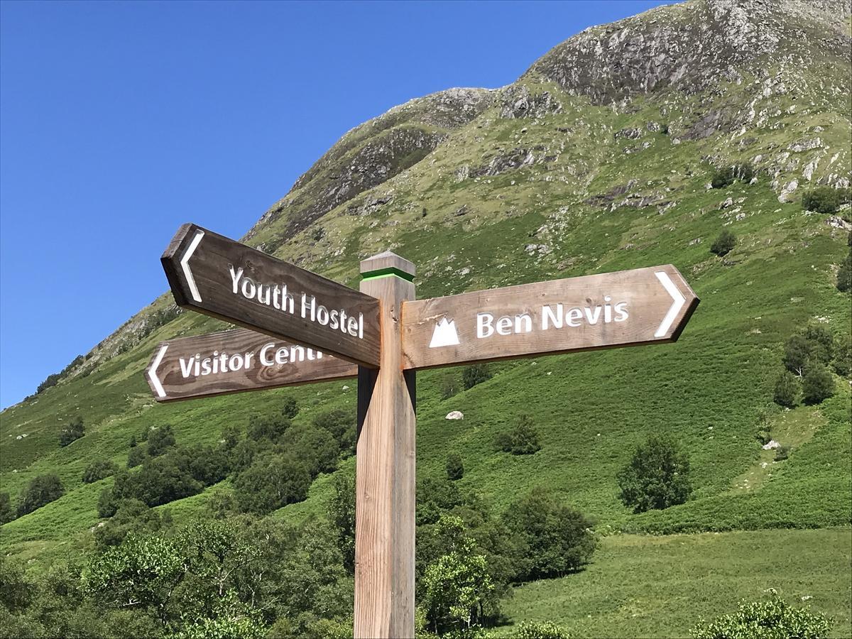 Glen Nevis Youth Hostel Fort William Exterior foto Signpost at the Youth Hostel
