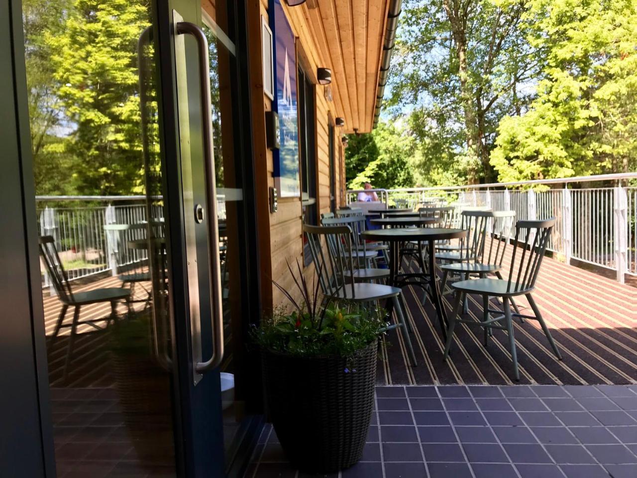 Glen Nevis Youth Hostel Fort William Exterior foto The deck at the restaurant