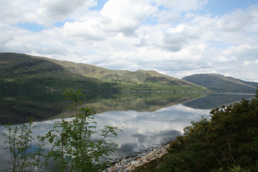 Glen Nevis Youth Hostel Fort William Exterior foto The view from the A591